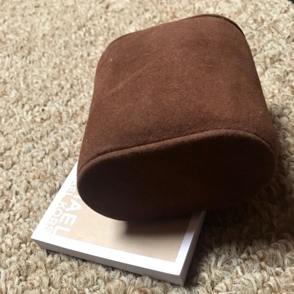 Michael Kors: brown watch box & cushion - Picture 2 of 4